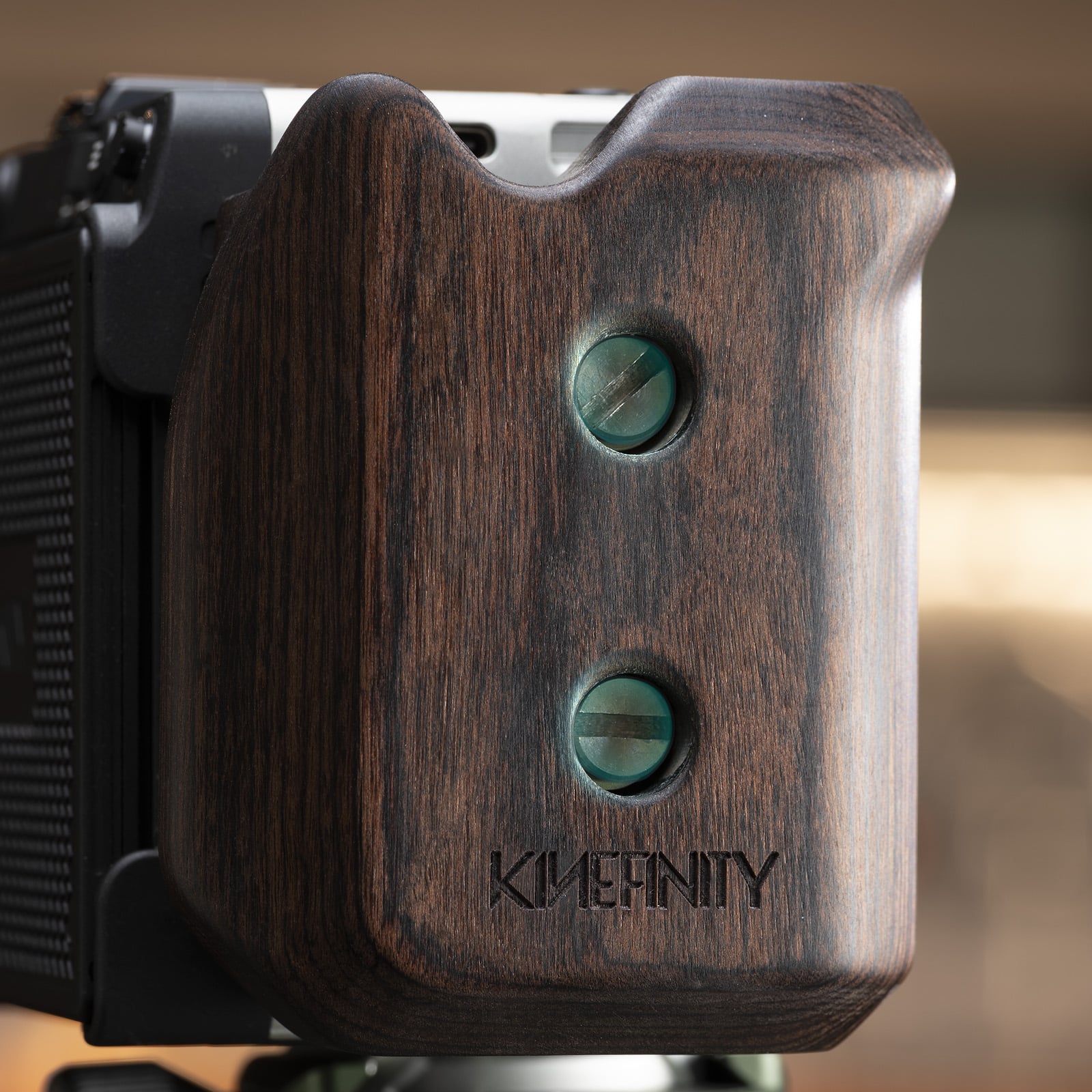 Wooden Handle Side Plate Kit for Kinefinity Vista - Black feature