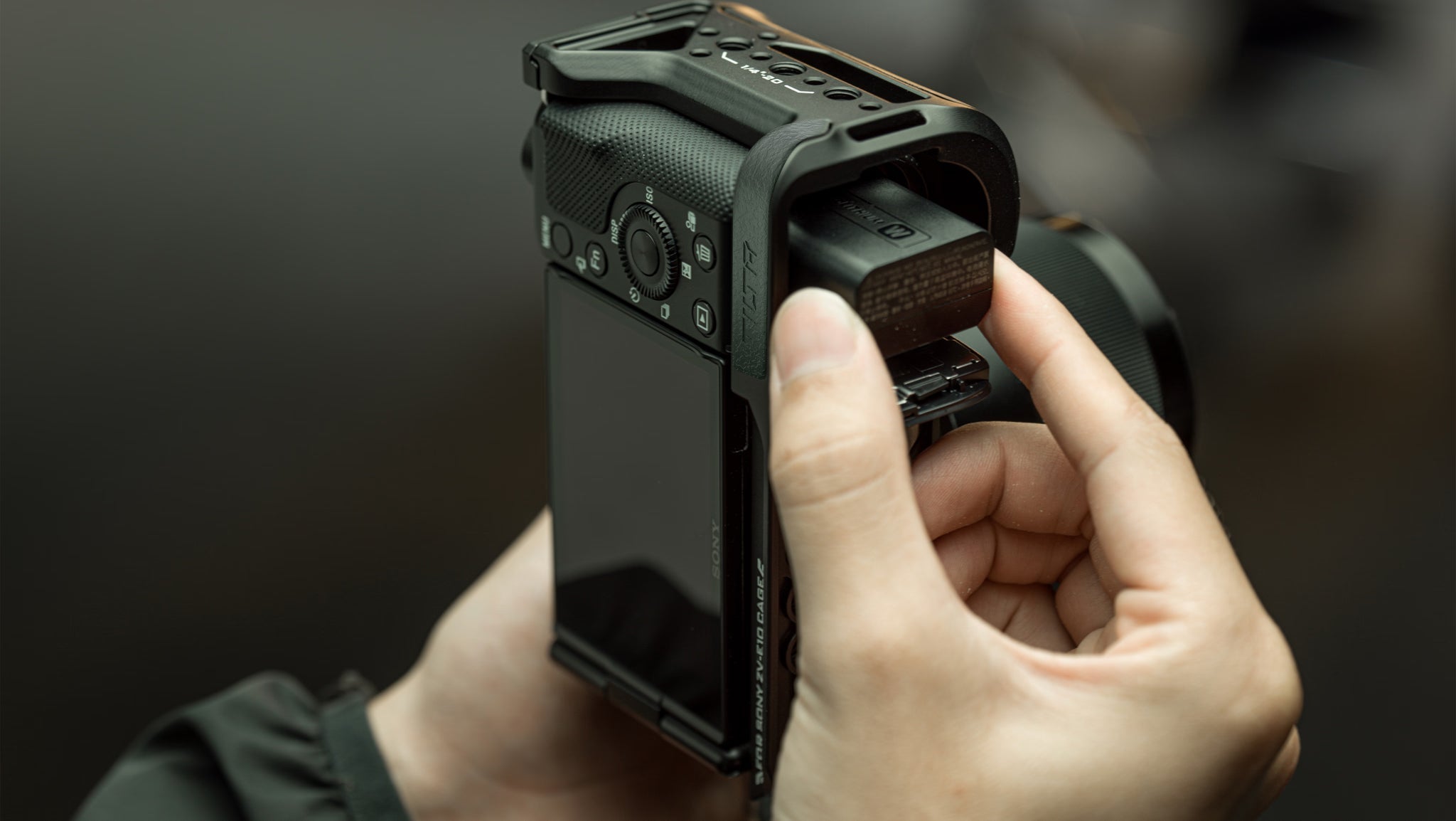 L-Bracket Mounting Plate for Sony ZV-E10 - Black